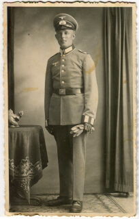 Portrait - Soldat im Waffenrock - PK-Format