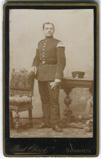 Portrait - Soldat mit Schwalbennestern / Musiker