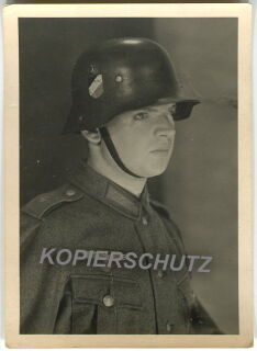 Portrait - Gefreiter mit Stahlhelm M18