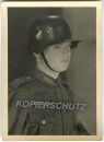 Portrait - Gefreiter mit Stahlhelm M18
