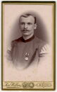 Portrait - Soldat Auszeichnung und Schwalbenestern