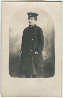 Portrait - Schaffnerin Straßenbahn / Eisennbahn - PK-Format