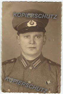 Portrait - Gefreiter mit früher Schirmmütze und Feldspange - PK-Format