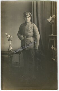 Portrait - Soldat mit Schirmmütze - PK-Format