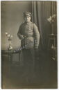 Portrait - Soldat mit Schirmmütze - PK-Format