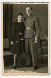 Portrait - Oberschütze mit Schirmmütze und Braut - PK-Format