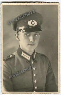 Portrait - Soldat mit Schirmmütze im Waffenrock - PK-Format