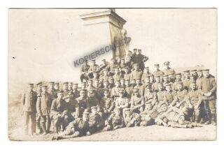 Gruppenfoto vor Ehrenmal - PK-Format