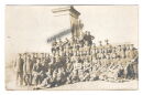 Gruppenfoto vor Ehrenmal - PK-Format