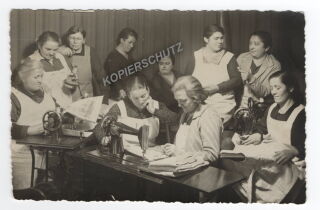 Gruppenfoto Näherinnen - Kriegshilfsdienst - PK-Format