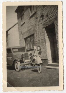 Foto - Frau mit Kind vor Kfz