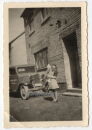 Foto - Frau mit Kind vor Kfz