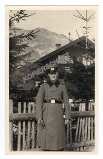 Foto - Wehrmachtsangehöriger im Mantel - PK-Format