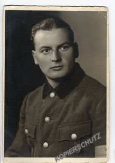 Portrait - RAD-Mann mit Abzeichen und Armbinde - PK-Format