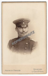 Portrait - Offizier mit Schirmmütze