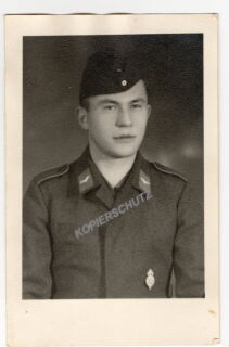 Portrait - Luftwaffensoldat mit Abzeichen - PK-Format