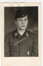 Portrait - Luftwaffensoldat mit Abzeichen - PK-Format