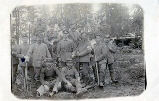 Foto - Gruppe Soldaten beim Stellungsbau - PK-Format