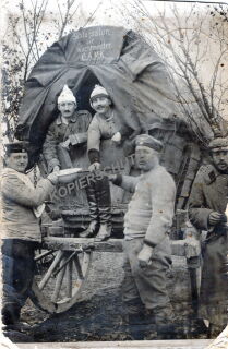 Foto - Gruppe Soldaten mit Planwagen - PK-Format