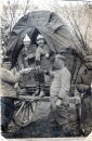 Foto - Gruppe Soldaten mit Planwagen - PK-Format