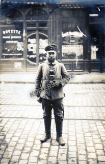 Foto - Soldat mit Taschenlampe - PK-Format