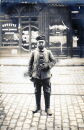 Foto - Soldat mit Taschenlampe - PK-Format